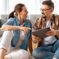 Paar zieht in eine Wohnung in Dubai, in der sie zusammenleben werden