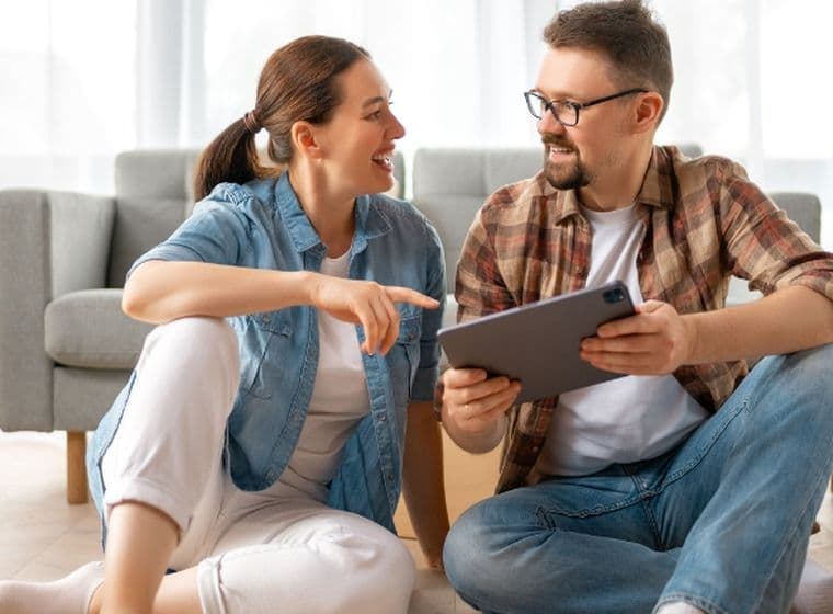 Paar zieht in eine Wohnung in Dubai, in der sie zusammenleben werden
