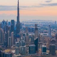 Skyline von Downtown Dubai und Wasserkanal in Business Bay