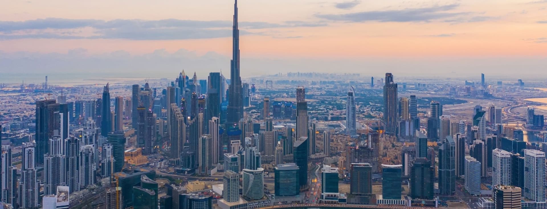 Skyline von Downtown Dubai und Wasserkanal in Business Bay