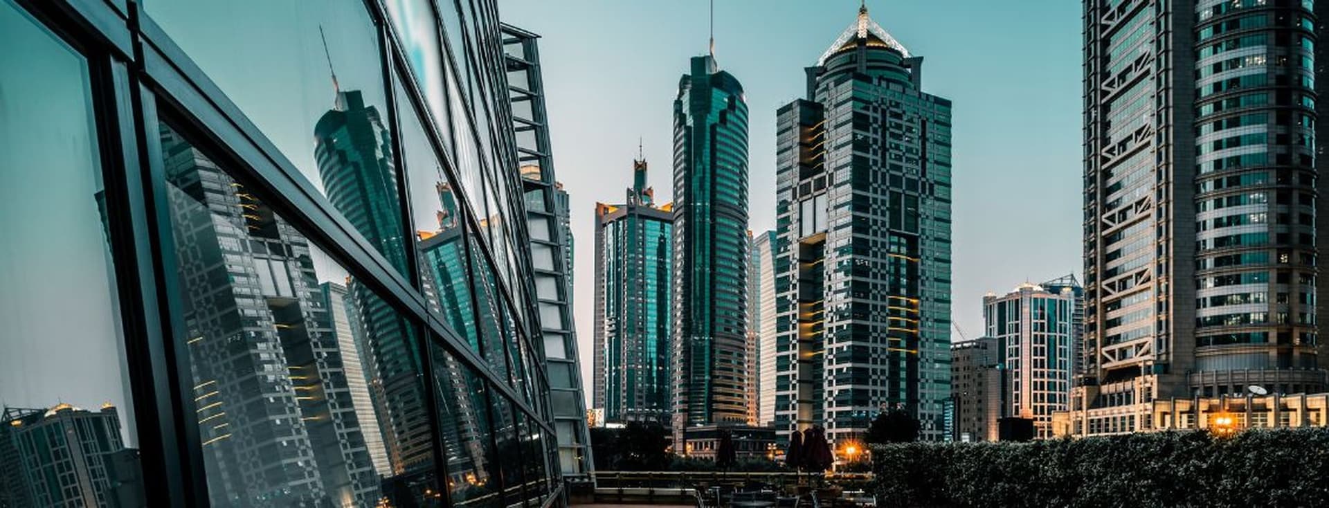 Gewerbliche Bürogebäude im florierenden DIFC-Viertel in Dubai bei Dämmerung, die die dynamischen Investitionsmöglichkeiten in Gewerbeimmobilien widerspiegeln.