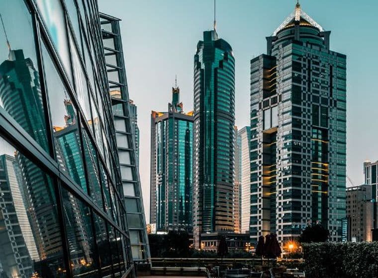 Gewerbliche Bürogebäude im florierenden DIFC-Viertel in Dubai bei Dämmerung, die die dynamischen Investitionsmöglichkeiten in Gewerbeimmobilien widerspiegeln.