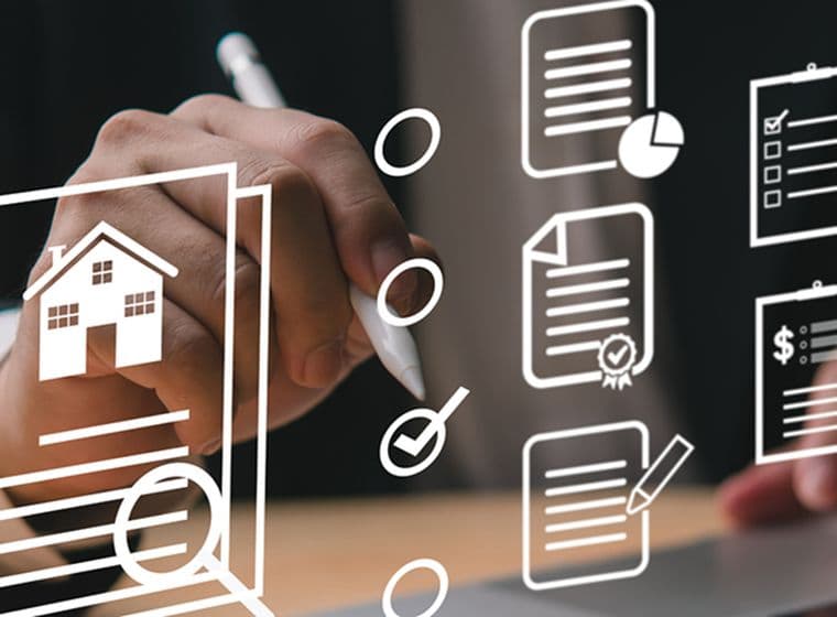Person, die einen Laptop verwendet, mit digitalen Symbolen von Dokumenten, Checklisten und einem Haus, die übereinander liegen und die Online-Dokumentenverwaltung symbolisieren.