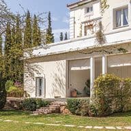 Αρχοντική κατοικία στα βόρεια προάστια της Αθήνας με κήπο, κολώνες και νεοκλασική αρχιτεκτονική, παράδειγμα ιστορικής έπαυλης.  Θες να τα προσαρμόσω και σε αγγλική εκδοχή (για διεθνές SEO στο site της Engel & Völkers); Μπορώ να τα μεταφράσω φυσικά, με keywords όπως historic property Athens, neoclassical villa, luxury residence.