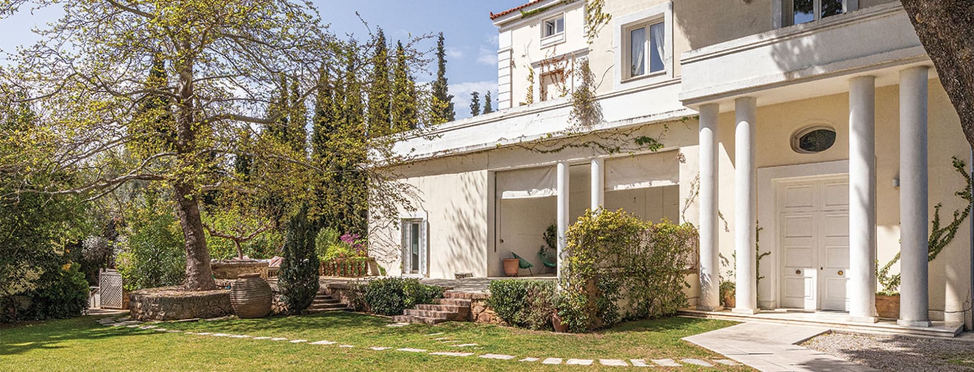 Αρχοντική κατοικία στα βόρεια προάστια της Αθήνας με κήπο, κολώνες και νεοκλασική αρχιτεκτονική, παράδειγμα ιστορικής έπαυλης.  Θες να τα προσαρμόσω και σε αγγλική εκδοχή (για διεθνές SEO στο site της Engel & Völkers); Μπορώ να τα μεταφράσω φυσικά, με keywords όπως historic property Athens, neoclassical villa, luxury residence.