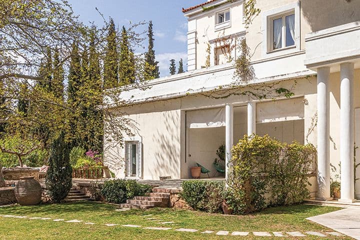 Αρχοντική κατοικία στα βόρεια προάστια της Αθήνας με κήπο, κολώνες και νεοκλασική αρχιτεκτονική, παράδειγμα ιστορικής έπαυλης.  Θες να τα προσαρμόσω και σε αγγλική εκδοχή (για διεθνές SEO στο site της Engel & Völkers); Μπορώ να τα μεταφράσω φυσικά, με keywords όπως historic property Athens, neoclassical villa, luxury residence.