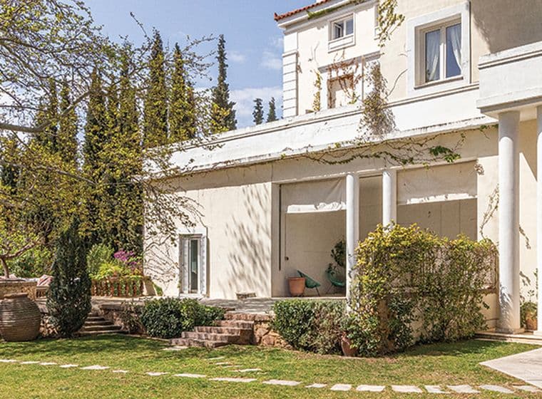 Αρχοντική κατοικία στα βόρεια προάστια της Αθήνας με κήπο, κολώνες και νεοκλασική αρχιτεκτονική, παράδειγμα ιστορικής έπαυλης.  Θες να τα προσαρμόσω και σε αγγλική εκδοχή (για διεθνές SEO στο site της Engel & Völkers); Μπορώ να τα μεταφράσω φυσικά, με keywords όπως historic property Athens, neoclassical villa, luxury residence.