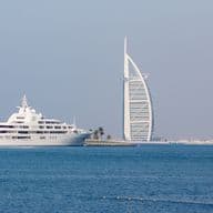 Luxusyacht kreuzt am Burj Al Arab in Dubai vorbei