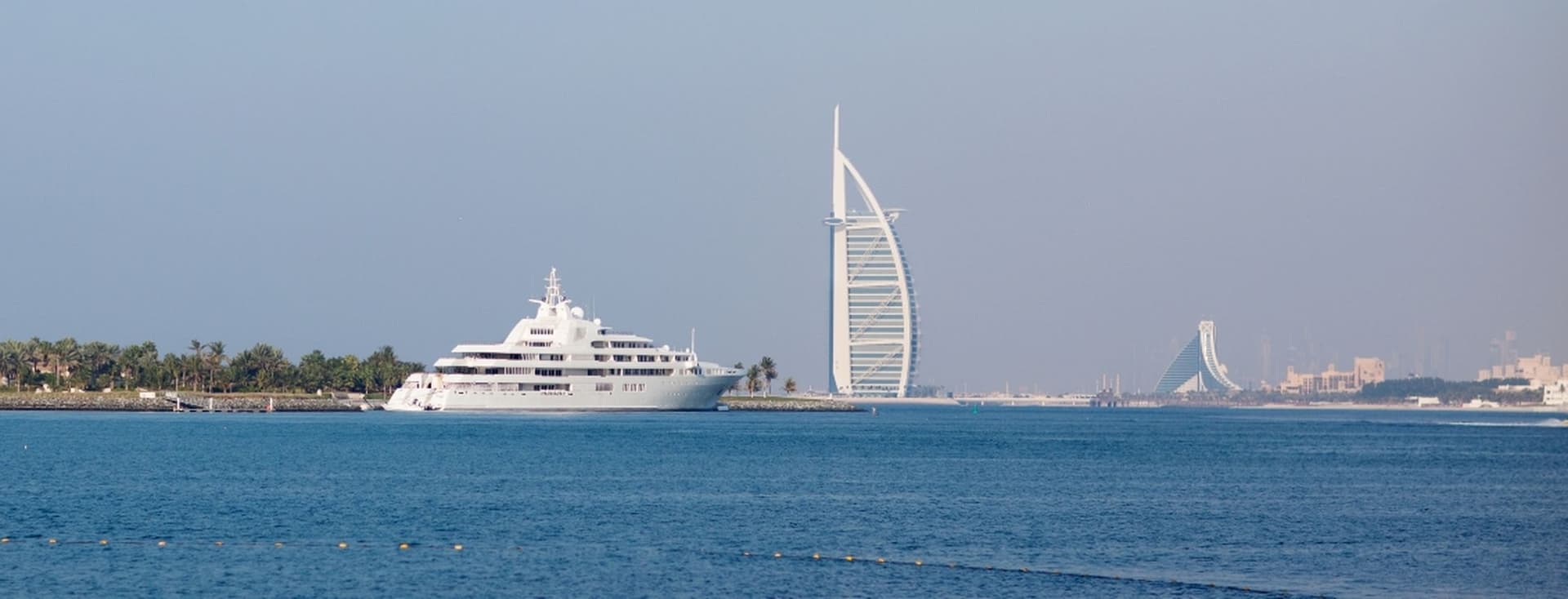 Luxusyacht kreuzt am Burj Al Arab in Dubai vorbei