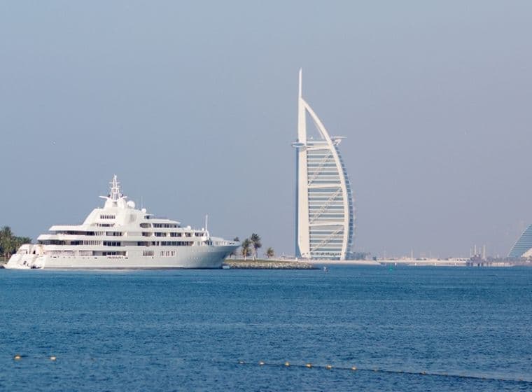 Luxusyacht kreuzt am Burj Al Arab in Dubai vorbei