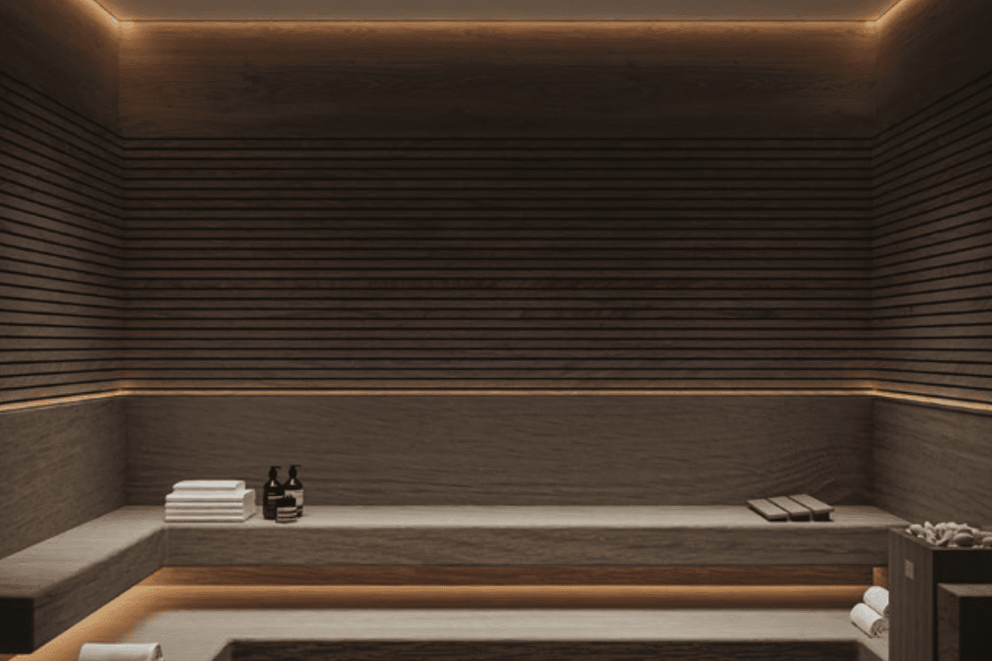 Bellagio Sauna mit holzvertäfelten Wänden, warmer Beleuchtung und einer ruhigen Wellnessatmosphäre.