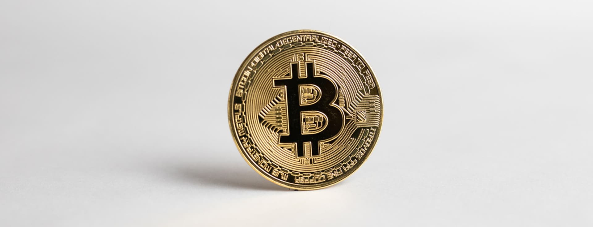 Bitcoin-Münze auf weissem Hintergrund