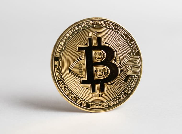 Bitcoin-Münze auf weissem Hintergrund