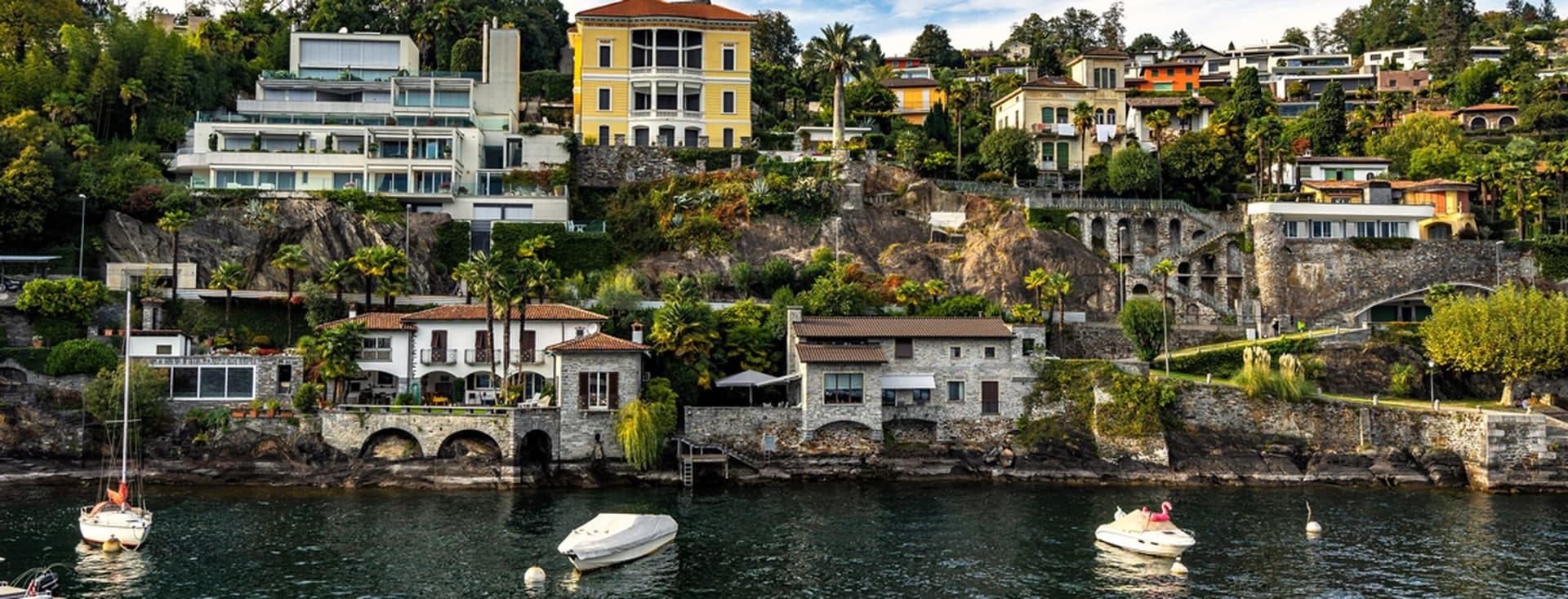 Passeggiata sul lago a locarno città svizzera