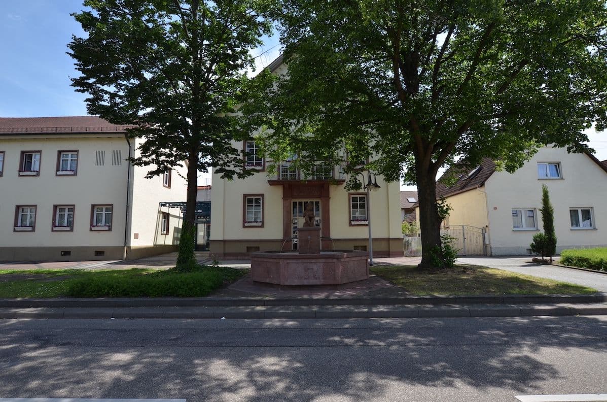 Zentrales Gebäude mit Brunnen in Karlsruhe-Neureut – familienfreundlicher Wohnort mit ruhiger Lage und guter Infrastruktur