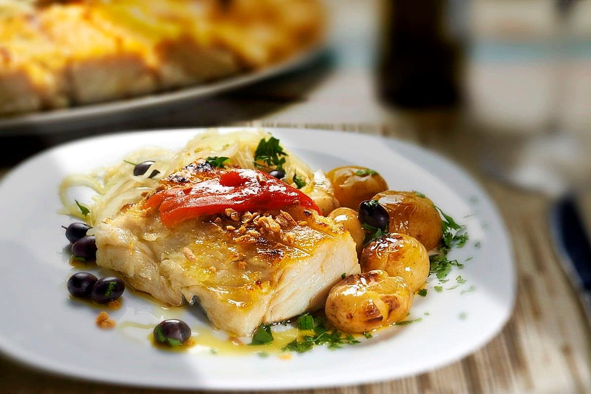 Plato con pescado, patatas y pasta