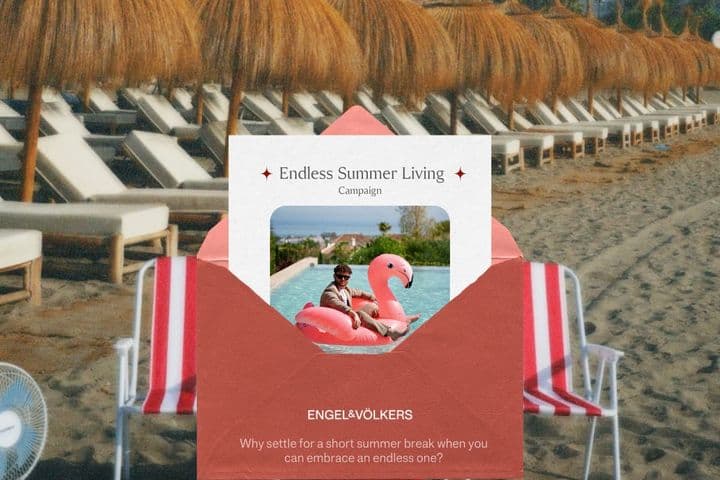 imatge d'un sobre vermell en una platja de marbella