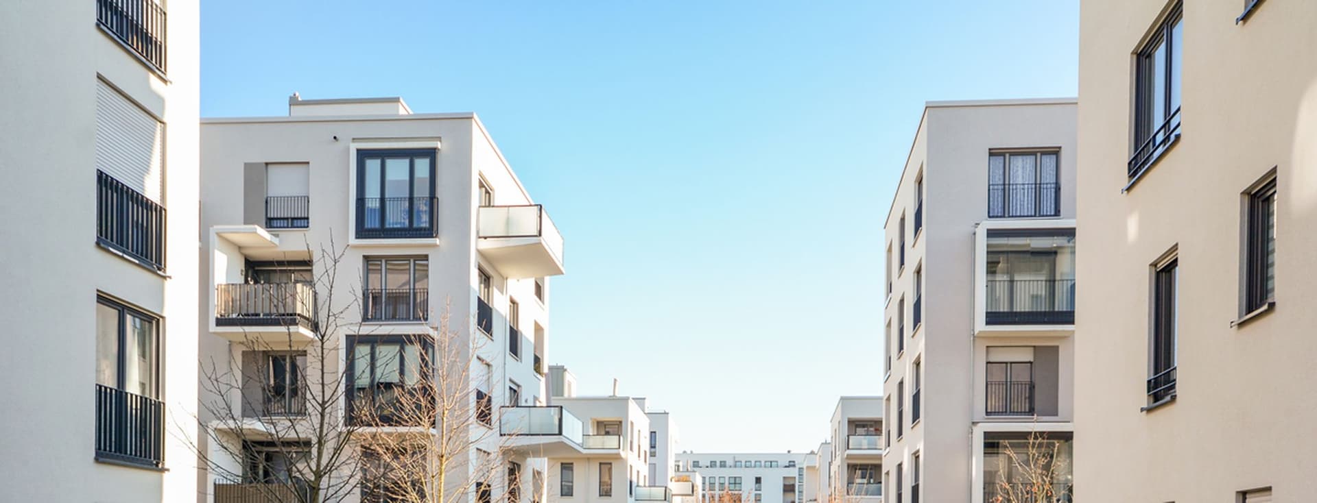 Stadtbild mit Wohnhäusern im Spätherbst