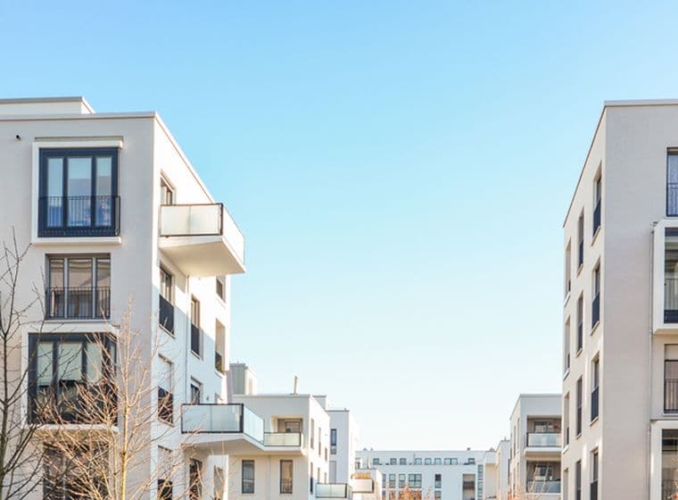 Stadtbild mit Wohnhäusern im Spätherbst