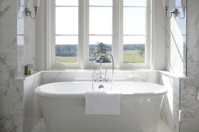The bathtub offers breathtaking views into the parklands