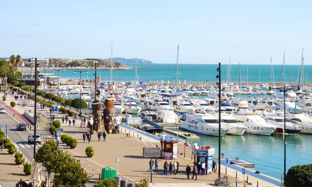 Paseo de Cambrils con barcos en el puerto