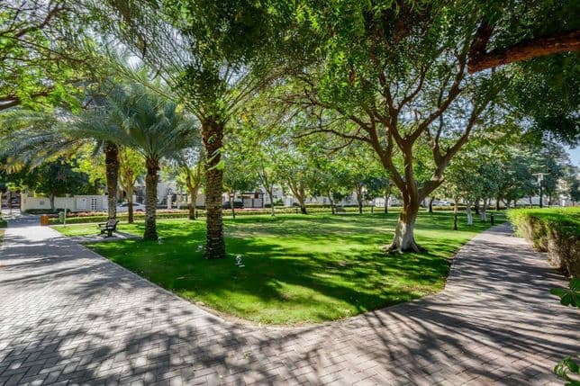 Üppiges Grün im Emirates Hills Community Park