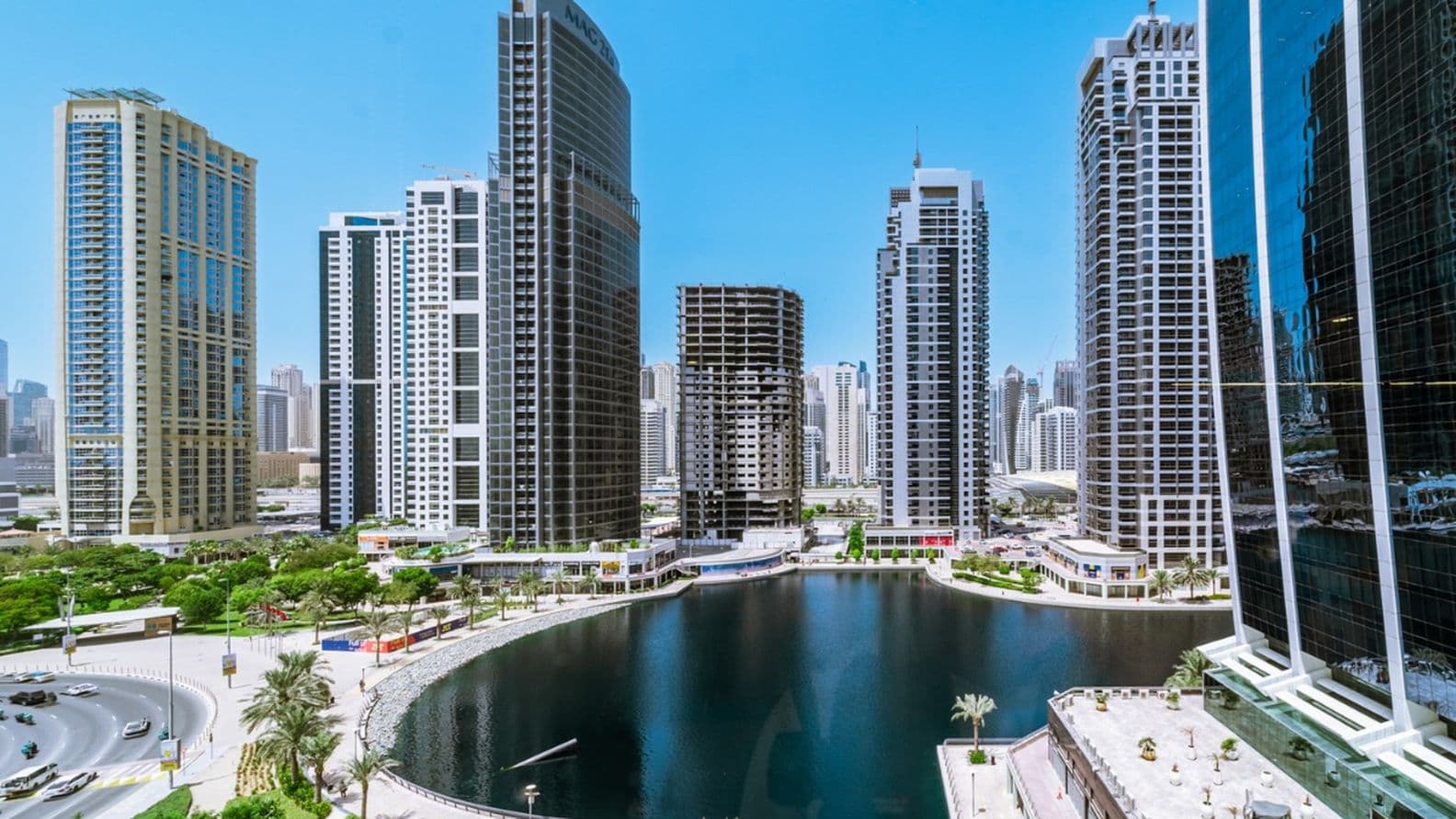 Blick vom Büro auf den See und die Hochhäuser der Jumeirah Lake Towers