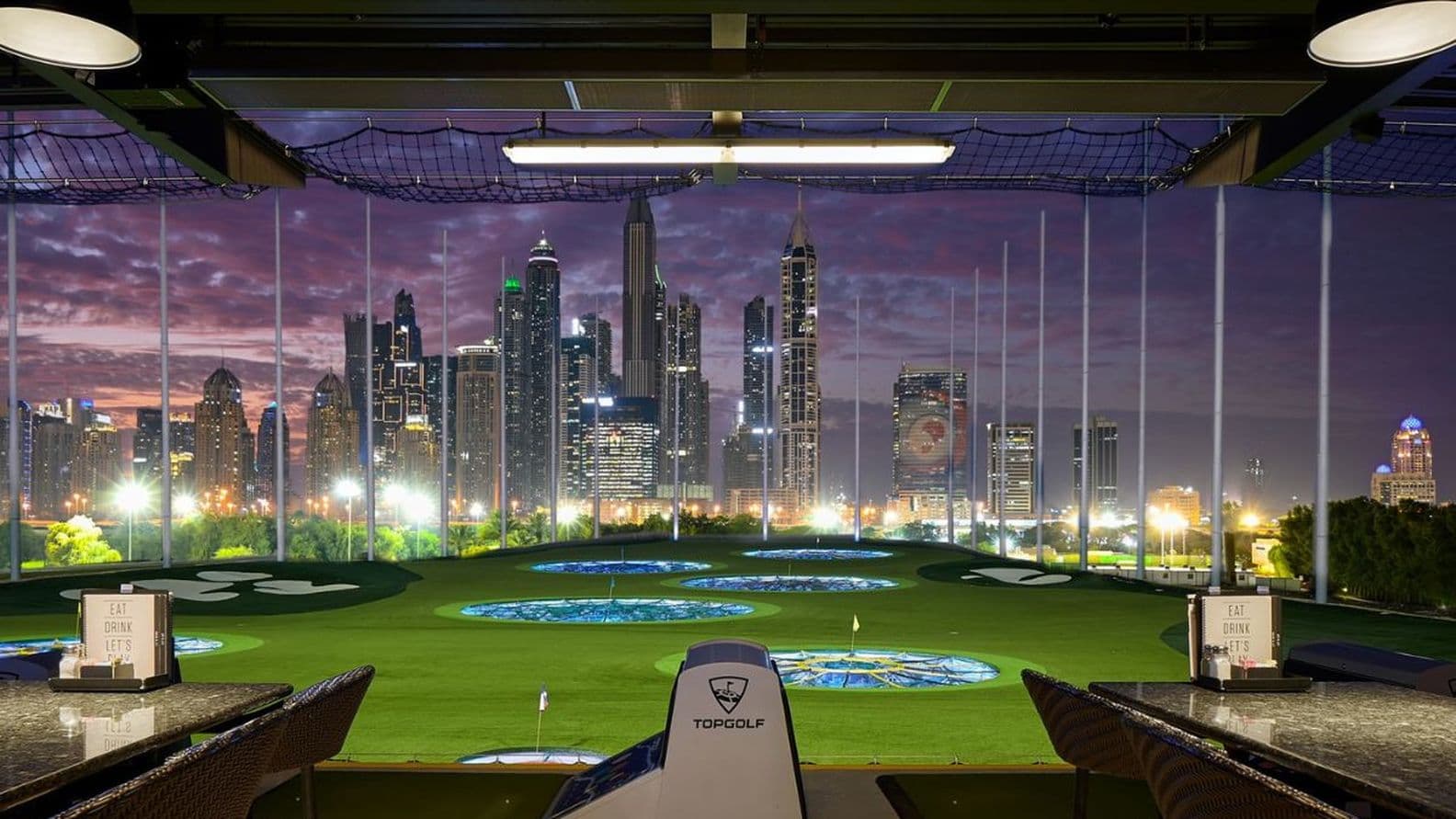 Top Golf Dubai mit Blick auf die Skyline von Dubai Marina