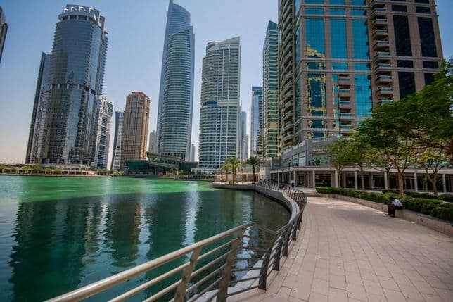 Wander- und Radweg rund um den See in Jumeirah Lake Towers