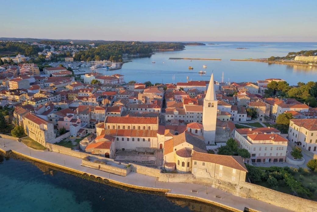 Pogled odozgo na Poreč, grad u Hrvatskoj u zlatnom satu