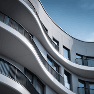 Modernes Gebäude mit wellenförmigen, geschwungenen Balkonen und Glasgeländern vor blauem Himmel.