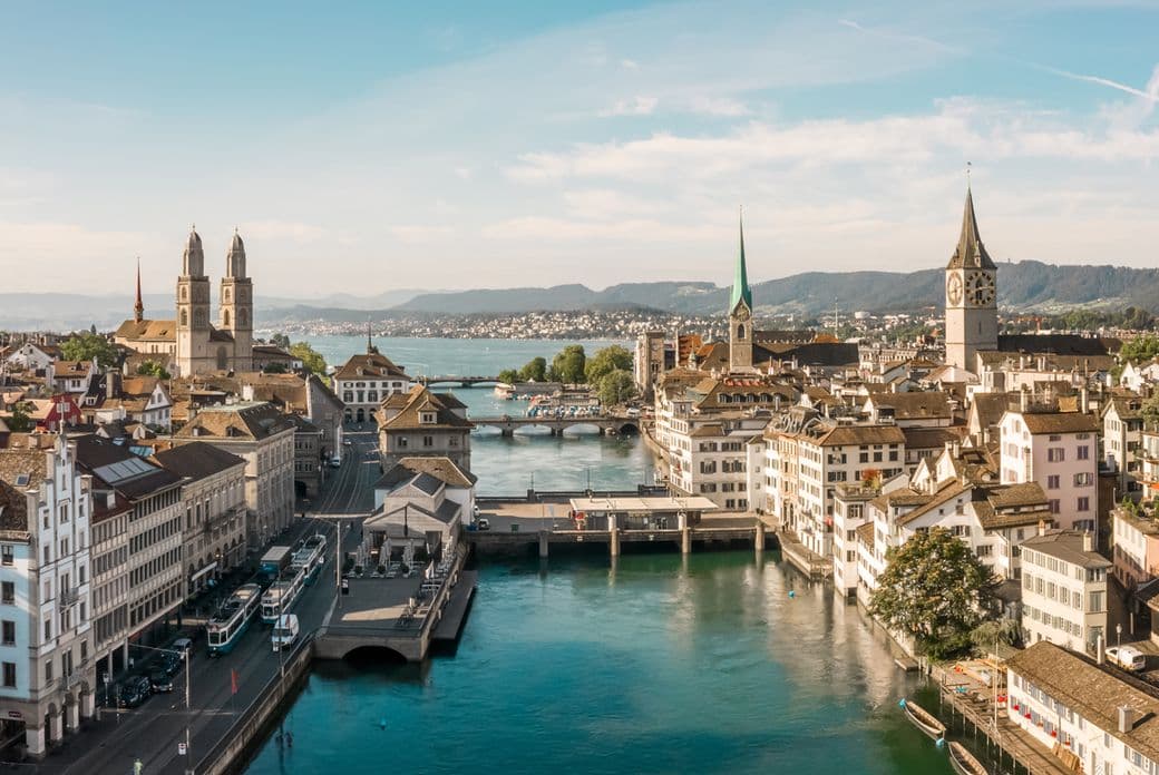 Vogelperspektive auf die Altstadt von Zürich im Frühling mit blauem Himmel