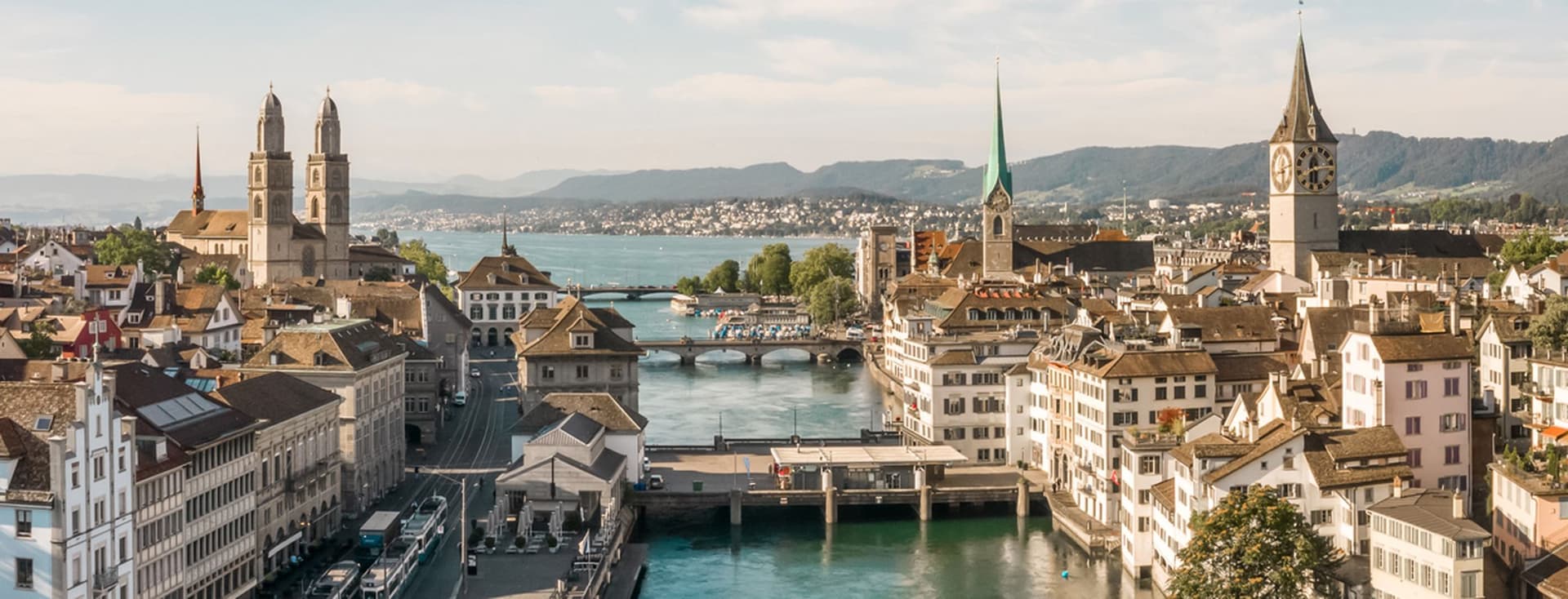Vue aérienne de la vieille ville de Zurich au printemps et avec un ciel bleu