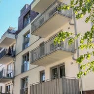 Fassade eines modernen Wohngebäudes im Stadtzentrum