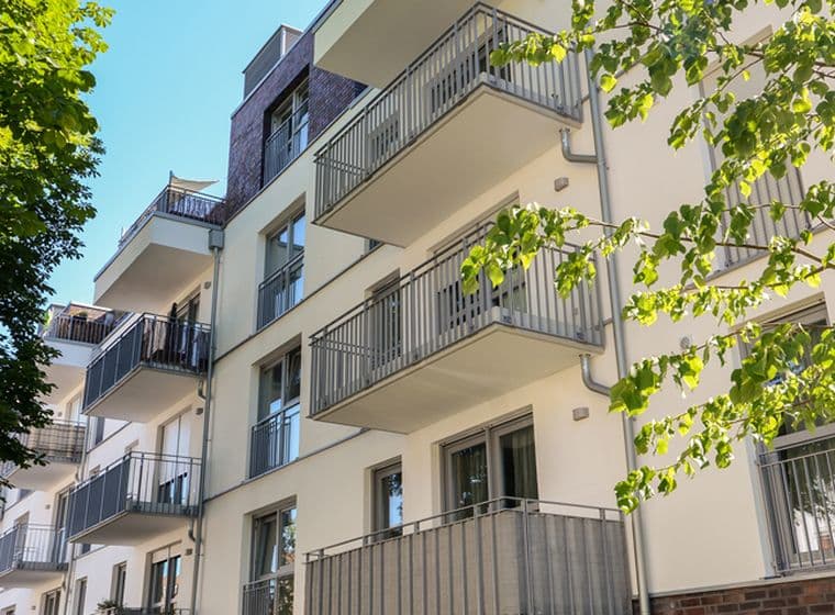 Fassade eines modernen Wohngebäudes im Stadtzentrum