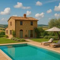 Steinhaus mit rotem Ziegeldach, Pool und Liegestühlen unter einem Sonnenschirm. Umgeben von üppigem Grün und sanften Hügeln unter einem blauen Himmel.