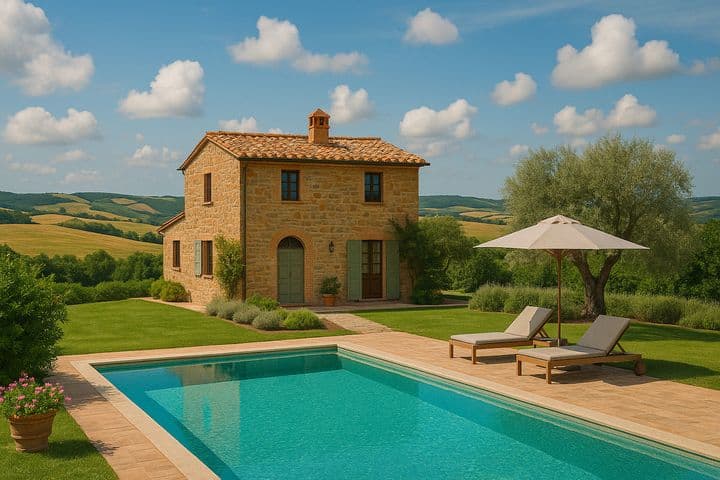 Casa in pietra con tetto in tegole rosse, piscina e lettini sotto l'ombrellone. Circondata da una vegetazione lussureggiante e da dolci colline sotto un cielo azzurro.