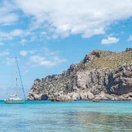 Vista al mar amb un veler solitari i penya-segats