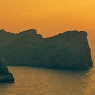 Posta de sol al mar amb penya-segats