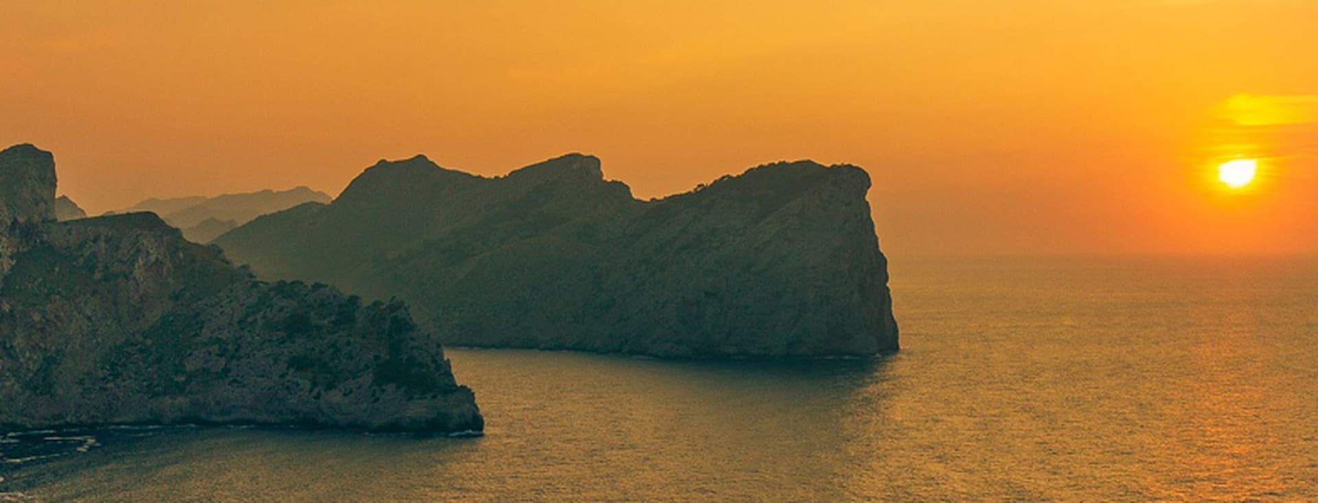 Posta de sol al mar amb penya-segats