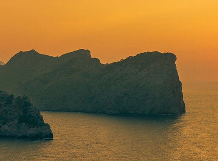 Posta de sol al mar amb penya-segats