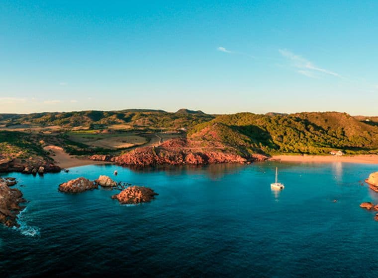 Vogelperspektive vom Meer aus über die Insel