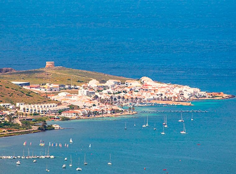 Blick aus der Vogelperspektive auf das Fischerdorf Fornells
