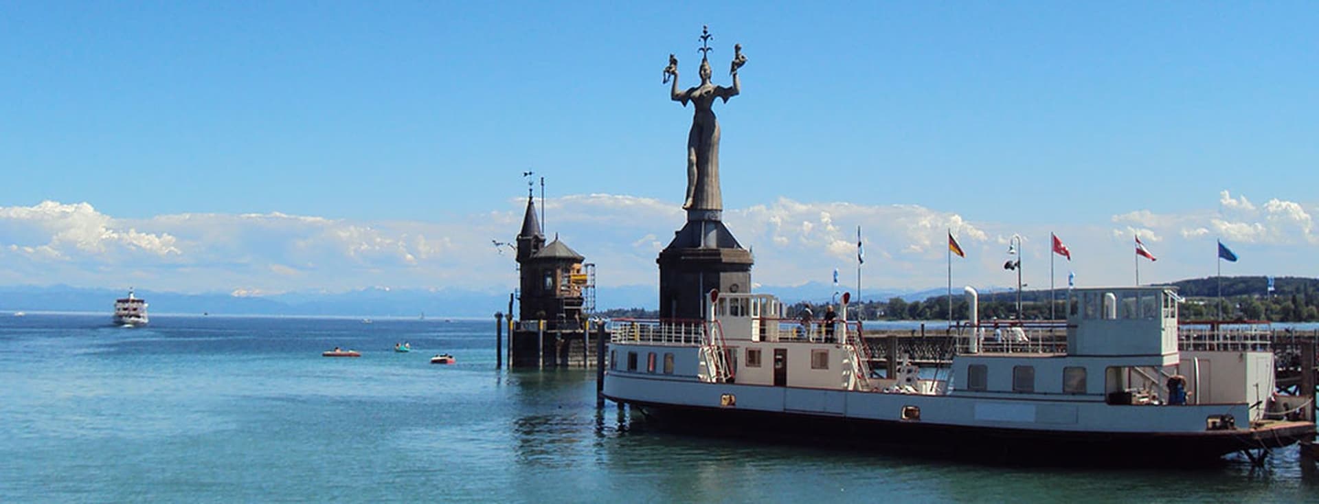 Imperia-Statue am Hafen von Konstanz mit Blick auf den Bodensee und die Alpen – Wahrzeichen der Stadt am See