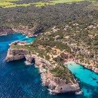 Luftaufnahme einer felsigen Küste mit klarem türkisfarbenem Wasser
