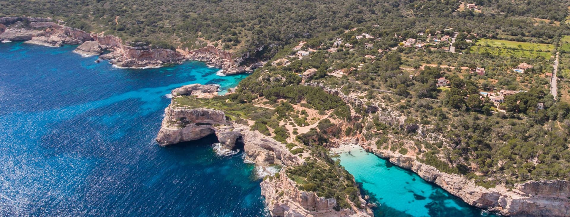 Vista aèria d'una costa rocosa amb aigües turqueses transparents