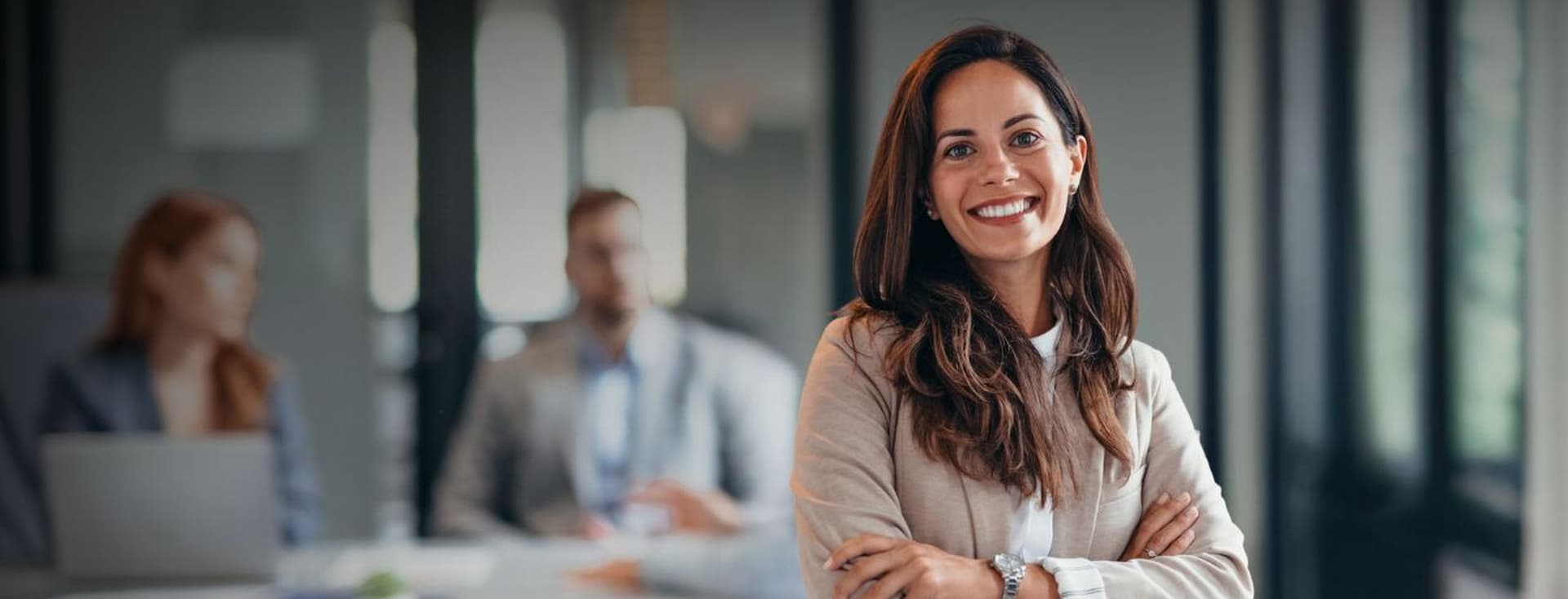 Un miembro del equipo Engel & Völkers en una oficina
