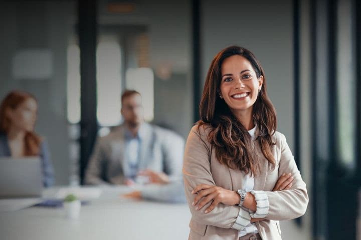 Un miembro del equipo Engel & Völkers en una oficina