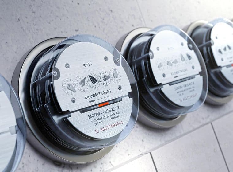 Mehrere Stromzähler in einer Reihe an der Wand angebracht