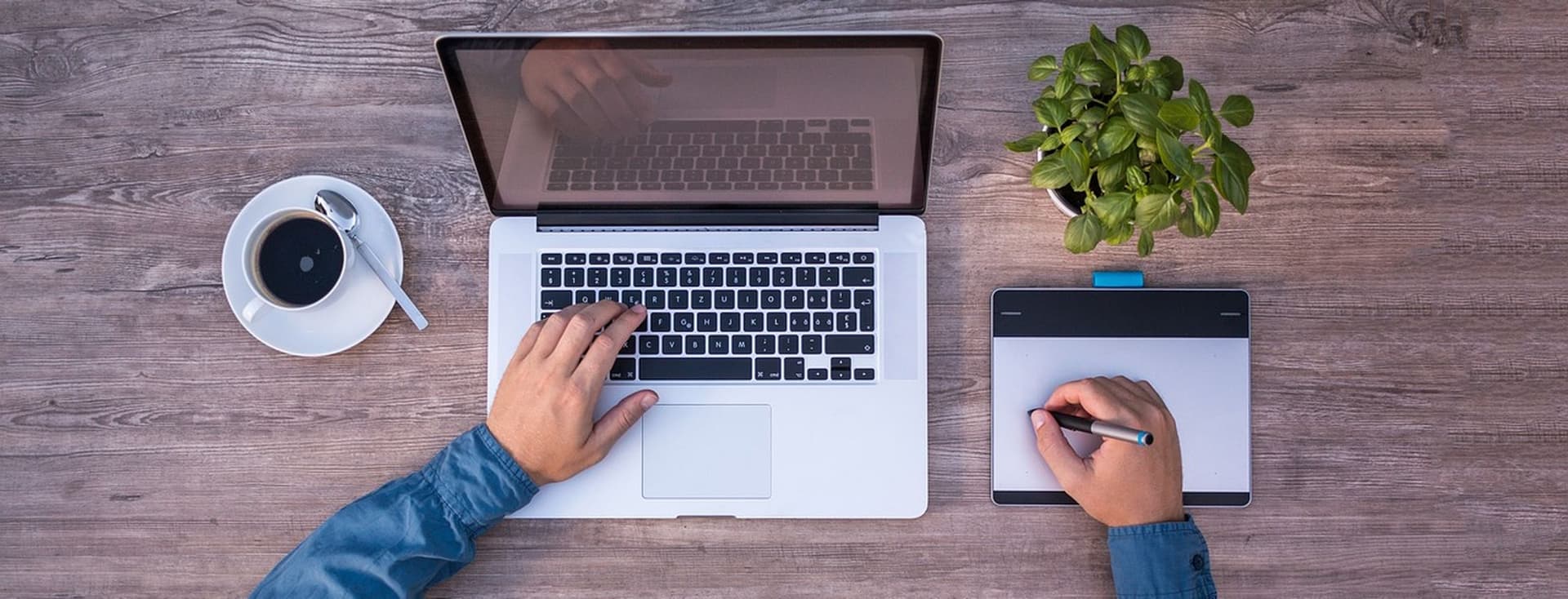 hombre frente al ordenador trabajando